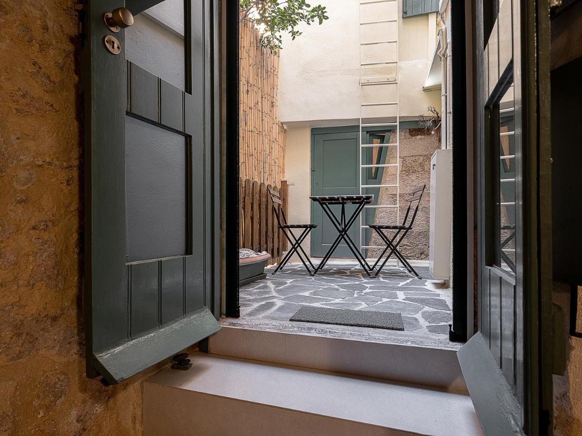 Hotel Off Chrissi Akti Chania Exterior foto