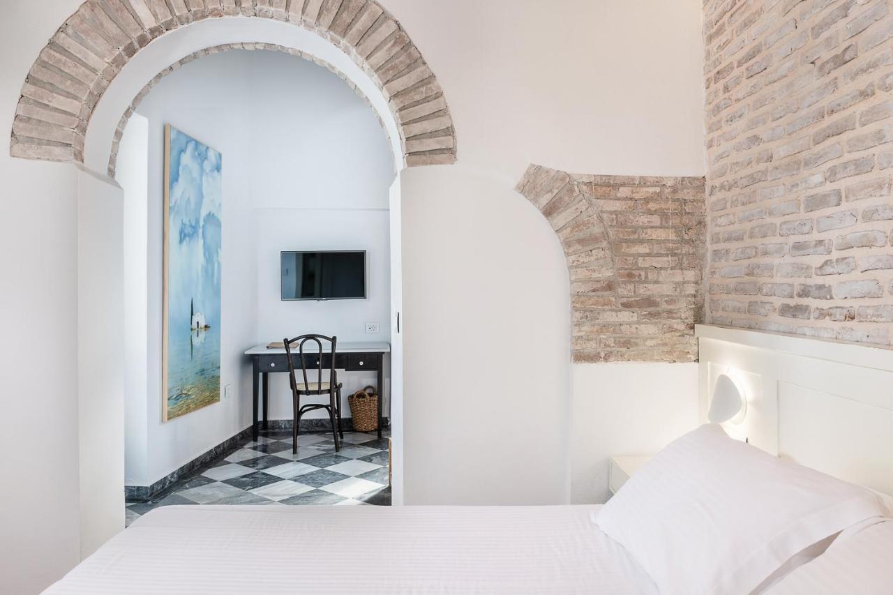 Hotel Off Chrissi Akti Chania Exterior foto
